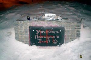 Полиция устанавливает злоумышленников, которые облили памятник краской