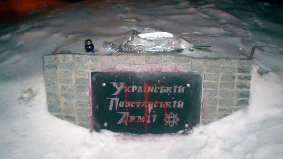 Полиция устанавливает злоумышленников, которые облили памятник краской