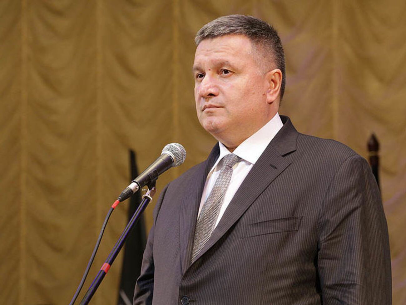 Аваков&nbsp;наградил&nbsp;добровольцев орденами "За мужество", медалями "Защитнику отечества" и ведомственными наградами