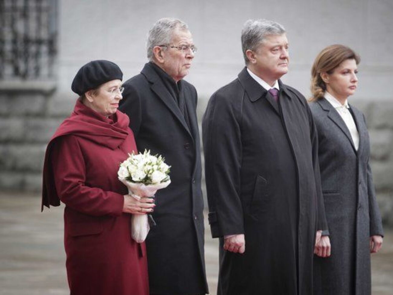 Президенты Ван дер Беллен и Порошенко с супругами возле Администрации Президента в Киеве