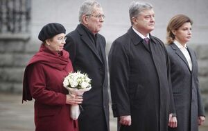 Президенты Ван дер Беллен и Порошенко с супругами возле Администрации Президента в Киеве