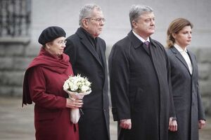 Президенти Ван дер Беллен і Порошенко із дружинами біля Адміністрації Президента у Києві