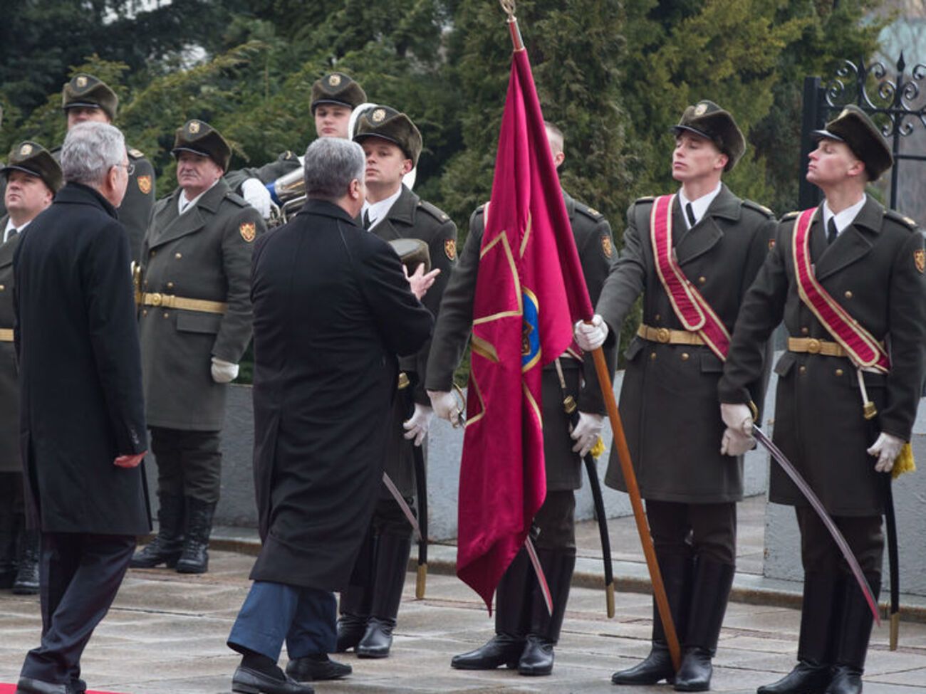 Порошенко надел упавшую шапку на военного