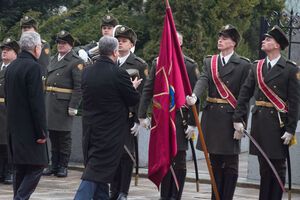 Порошенко надел упавшую шапку на военного