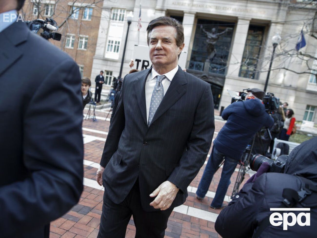 Защита Манафорта оспаривает часть обвинений