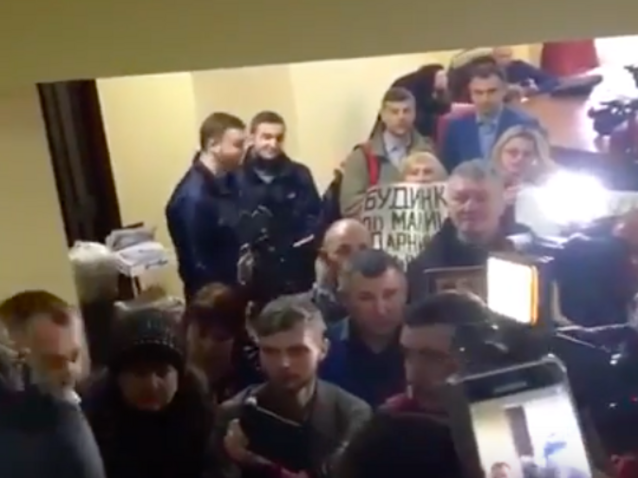 Інвестори вимагали продовжити сесію