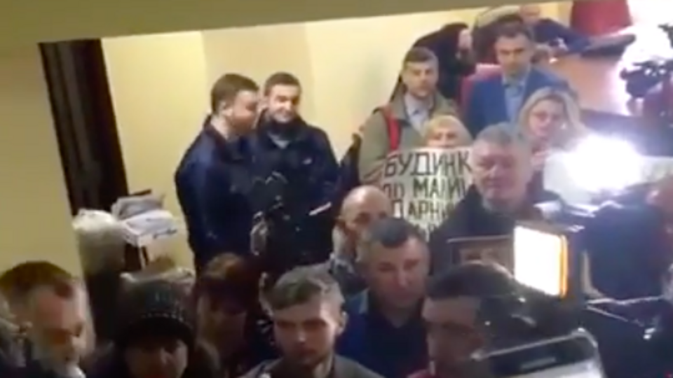 Инвесторы требовали продолжить сессию
