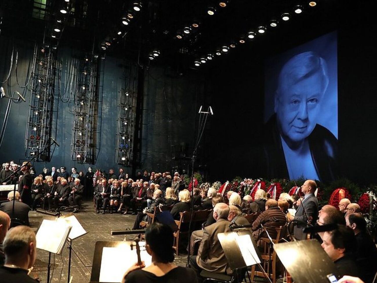 Церемония прощания с Табаковым прошла в МХТ имени Чехова