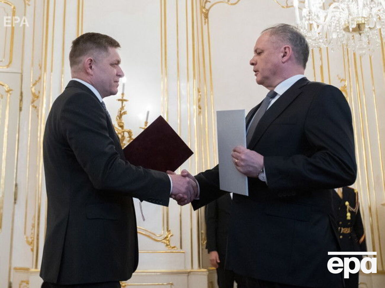 Фицо (слева) передал Киске прошение об уходе