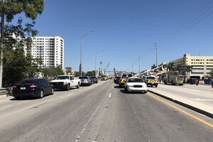 Нещодавно побудований міст обвалився на автомобілі, які проїжджали під ним