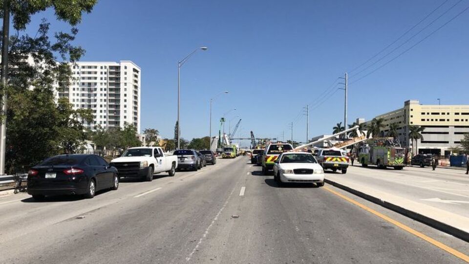 Нещодавно побудований міст обвалився на автомобілі, які проїжджали під ним