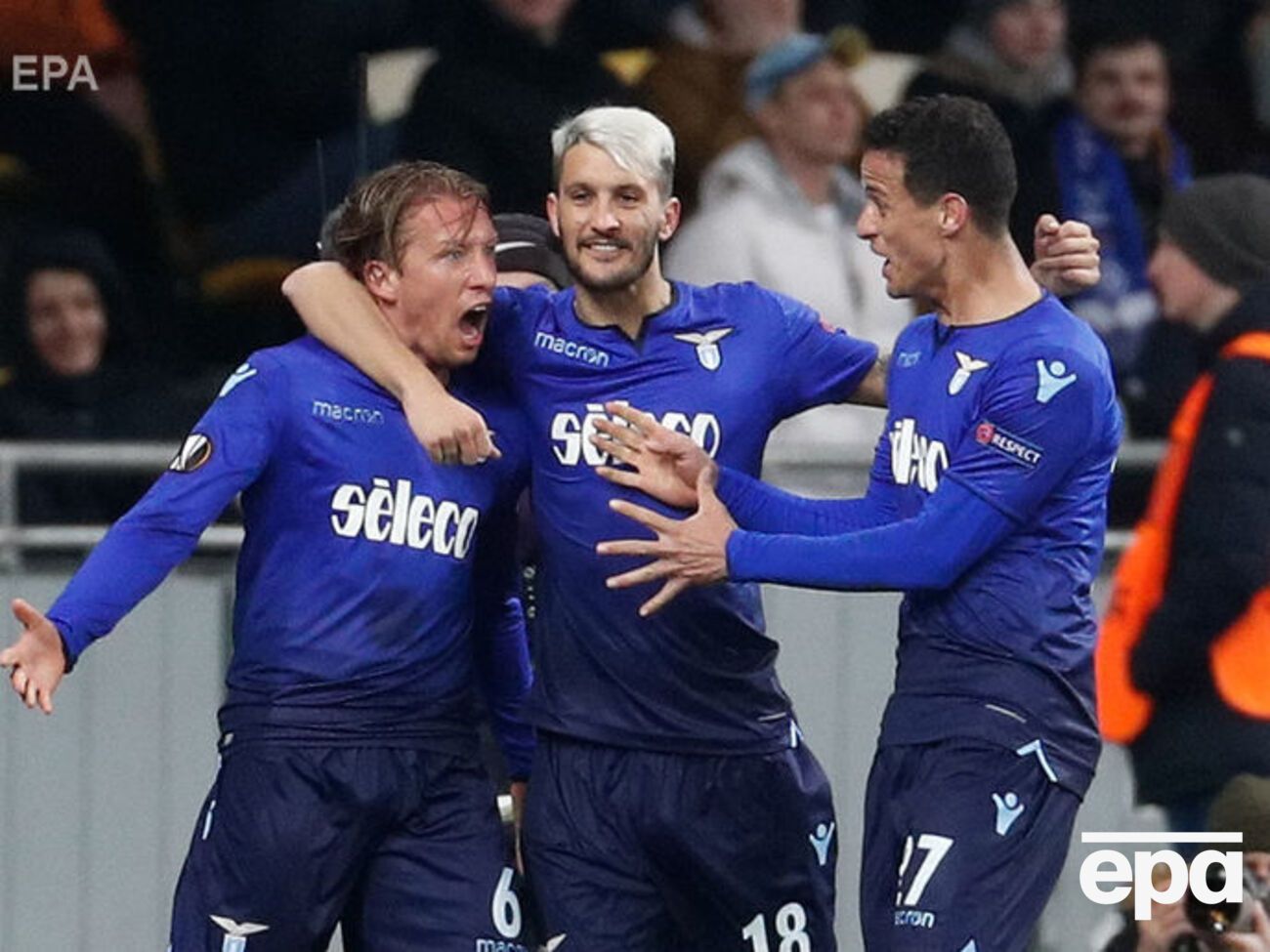 Партнеры поздравляют Лукаса Лейву (слева), забившего первый мяч в ворота киевлян