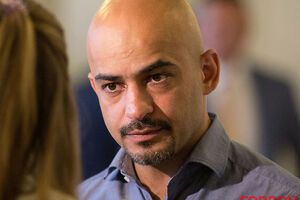 Найєм: Зате потім ми будемо жерти землю і тягати корів на трибуну