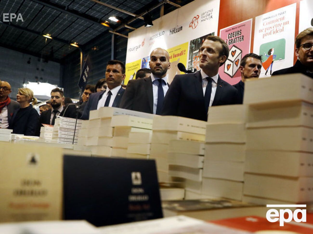 Макрон брав участь у відкритті основної програми книжкового ярмарку