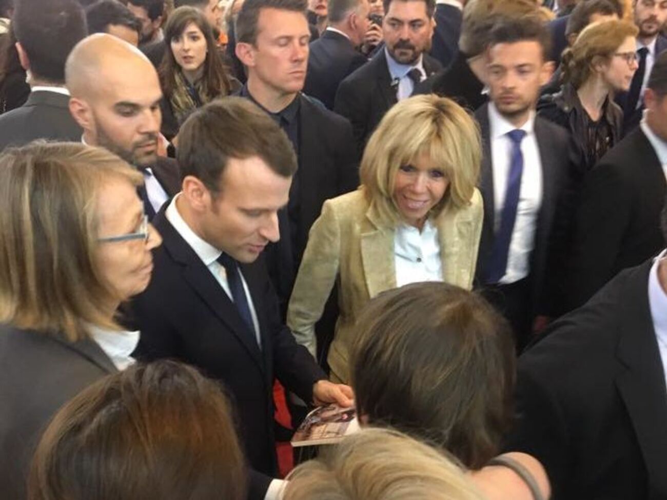 Макрон поучаствовал в открытии книжного салона в Париже