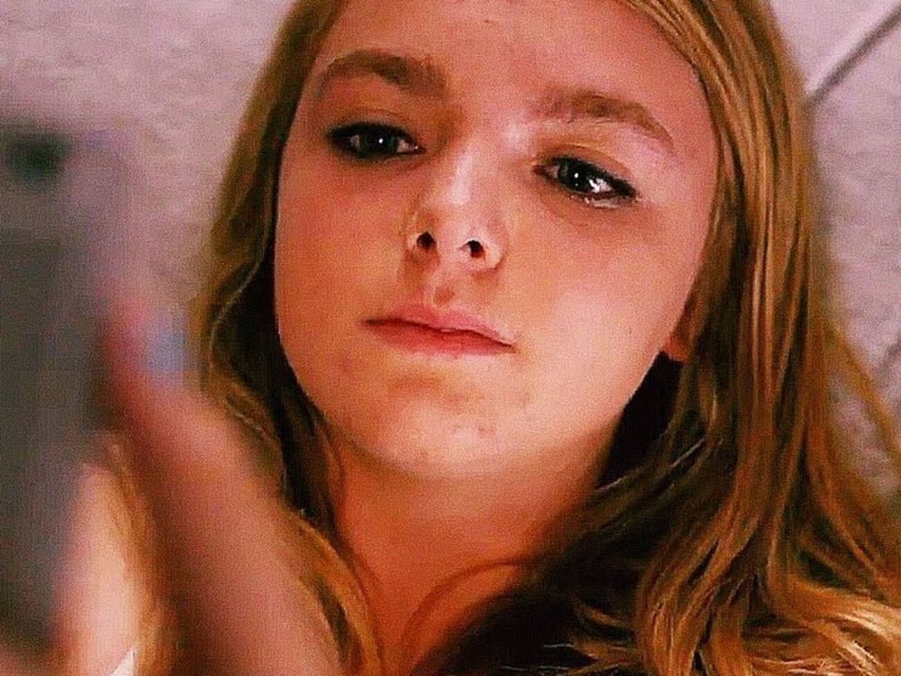 Главная героиня пытается стать более раскрепощенной