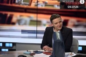 Савченко витрусила вміст сумки на стіл