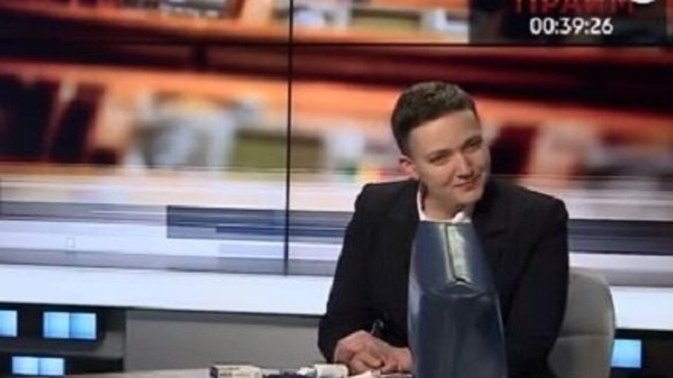 Савченко витрусила вміст сумки на стіл