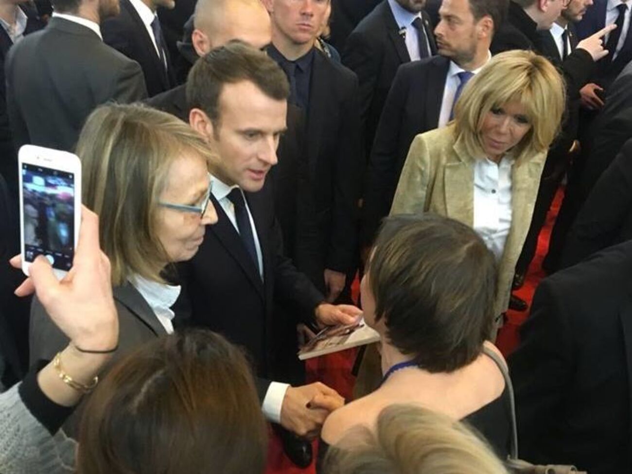 Карпа передала Макрону книгу Сенцова