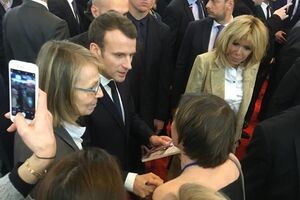 Карпа передала Макрону книгу Сенцова