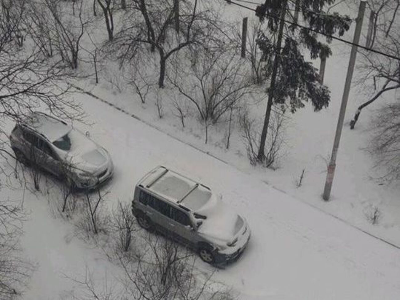 Водіїв закликали не паркувати автомобілі на узбіччях доріг
