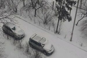 Водіїв закликали не паркувати автомобілі на узбіччях доріг
