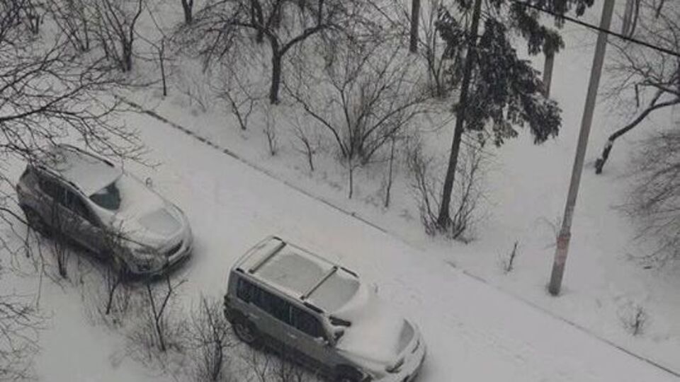 Водіїв закликали не паркувати автомобілі на узбіччях доріг