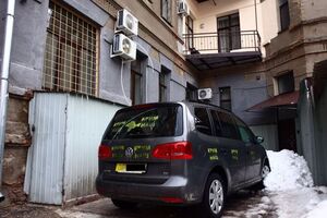 Невідомі зробили написи на задньому склі і з боків автомобіля