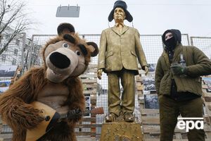 Націоналісти встановили статую Путіна під посольством РФ