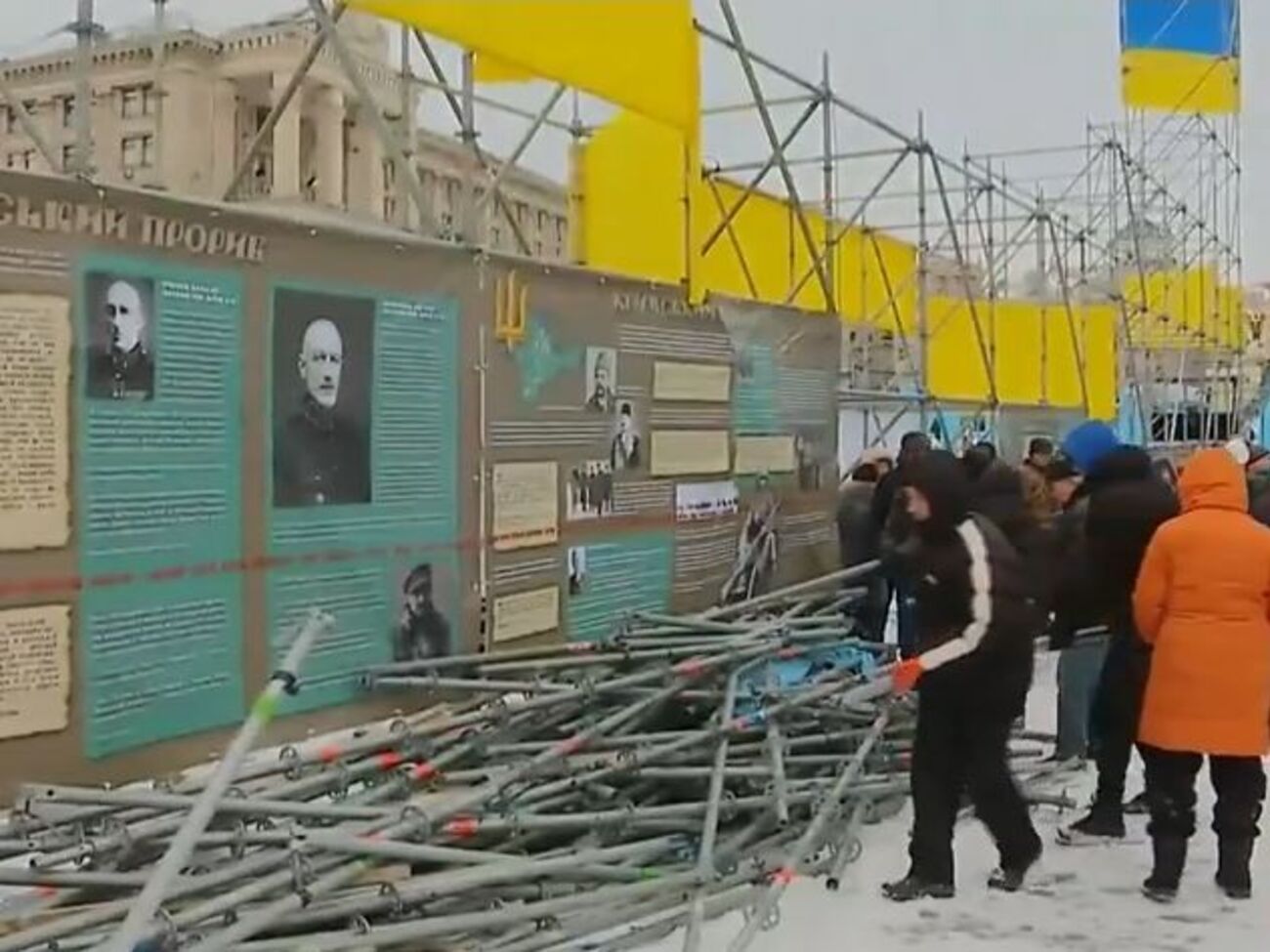 Учасники протестів складають металеві конструкції в одну купу