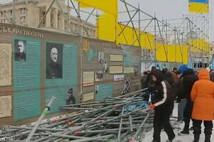 Учасники протестів складають металеві конструкції в одну купу