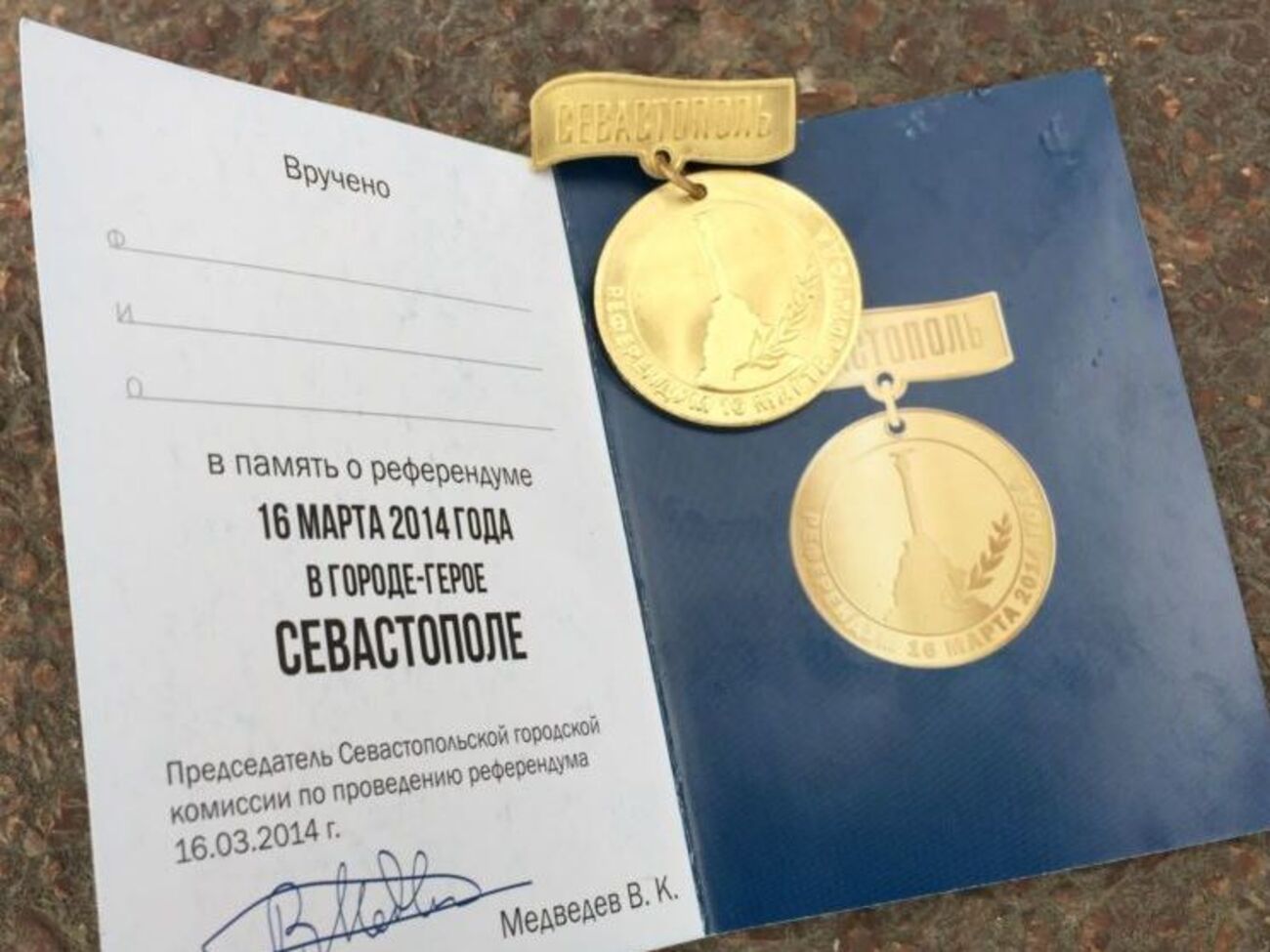 Тим, хто проголосував в окупованому Севастополі 18 березня, дають медалі