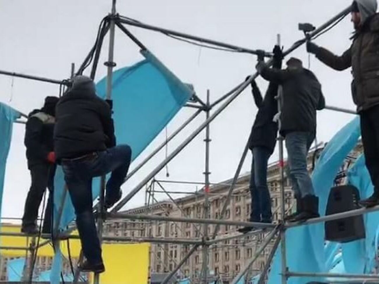 На Майдані в Києві демонтували металеві конструкції, встановлені 3 лютого для заходів до 100-річчя Української революції