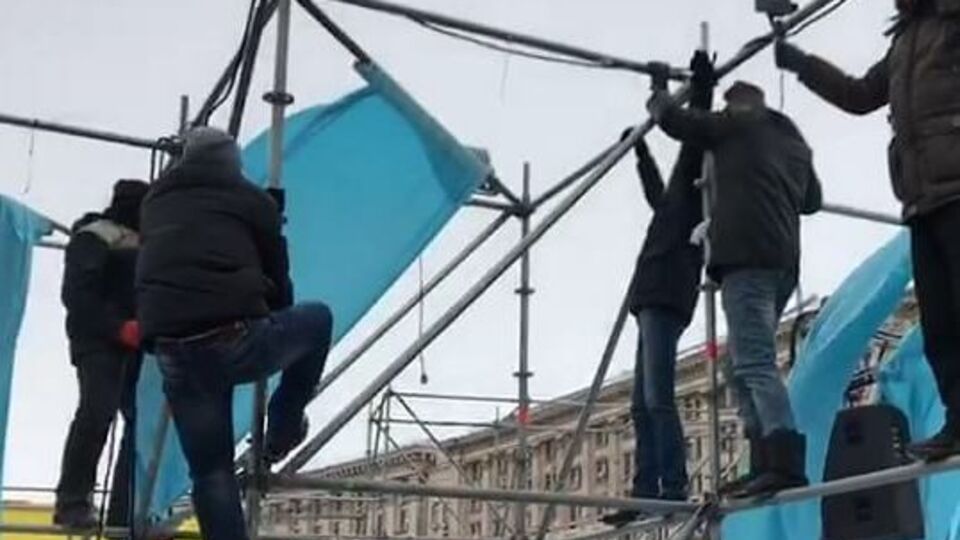 На Майдане в Киеве демонтировали металлические конструкции, установленные 3 февраля для мероприятий к 100-летию Украинской революции
