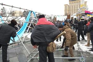 18 марта участники акции протеста против Порошенко демонтировали на Майдане в Киеве металлические конструкции