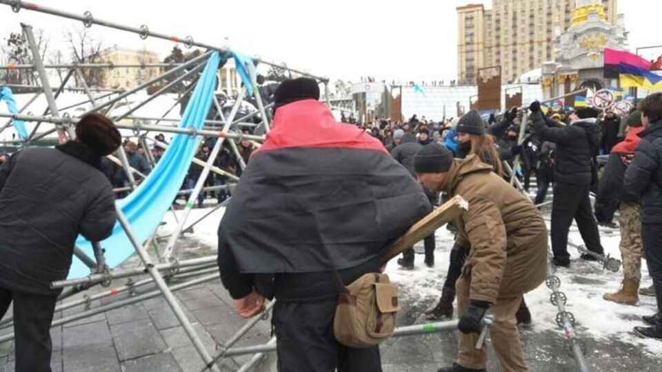 18 березня учасники акції протесту проти Порошенка демонтували на Майдані в Києві металеві конструкції