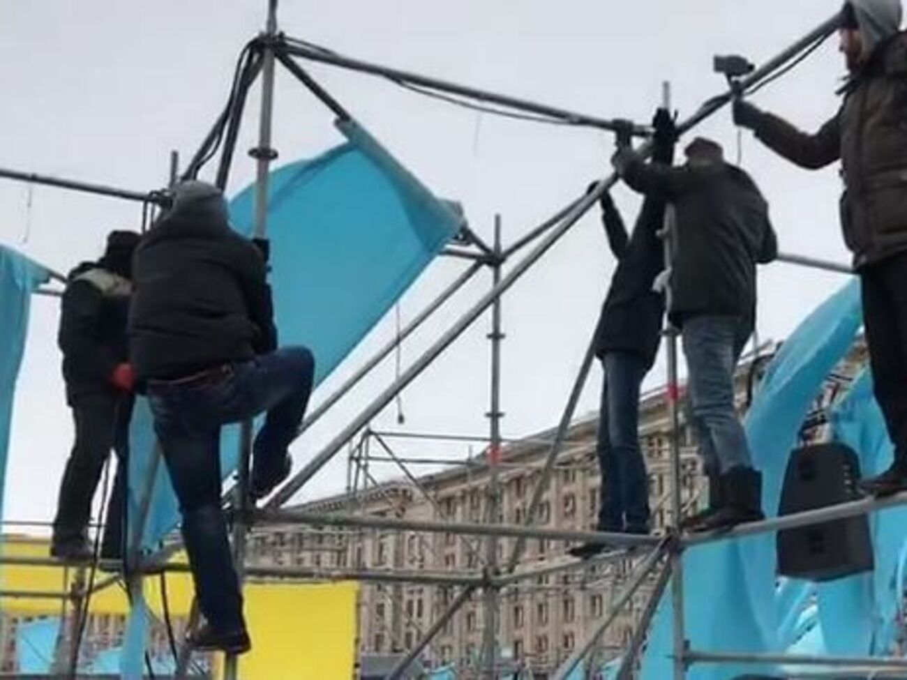 18 марта на Майдане в Киеве демонтировали металлические конструкции, установленные 3 февраля для мероприятий к 100-летию Украинской революции