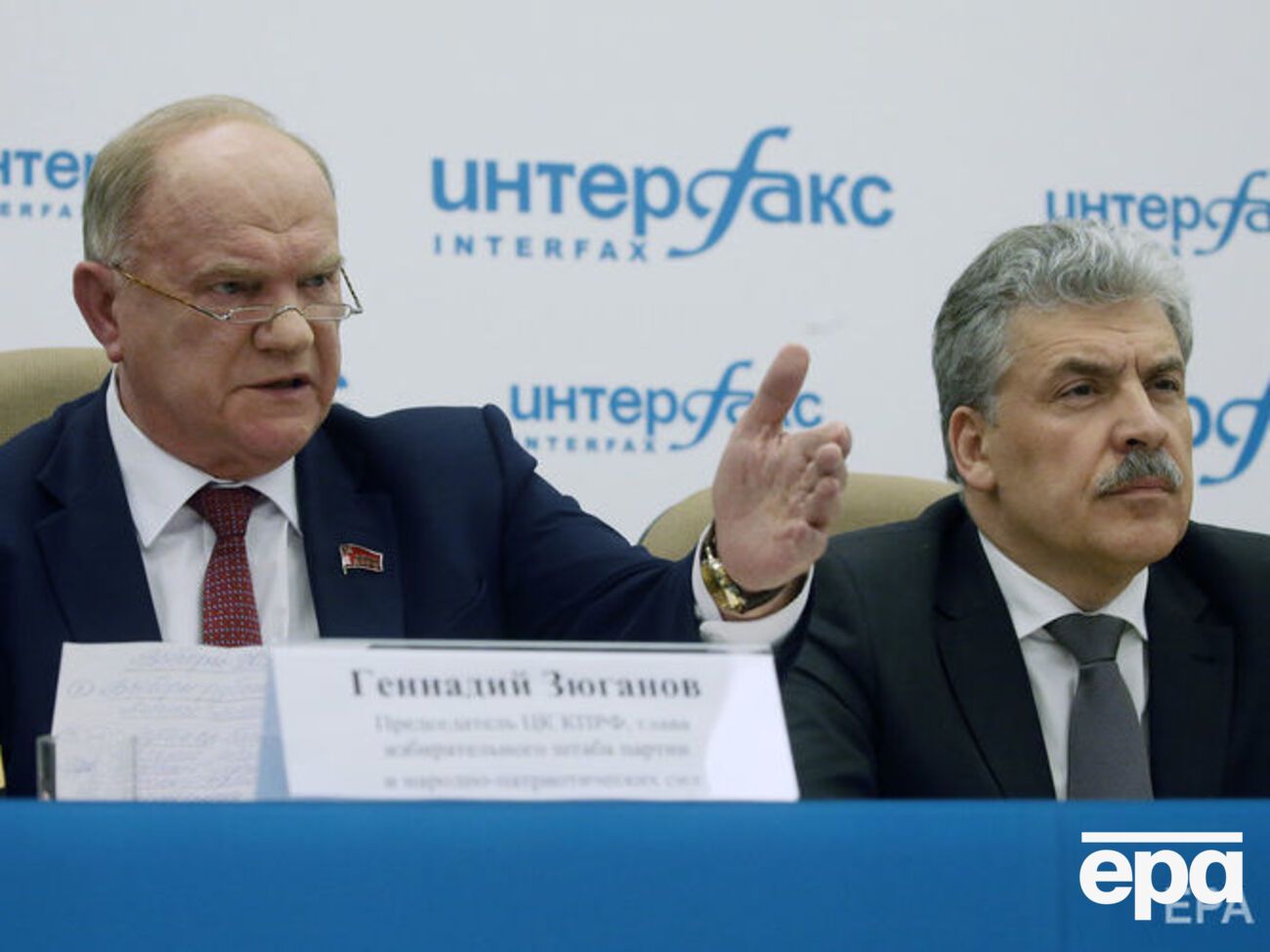 Зюганов считает, что Грудинин (справа) должен отпустить еще и бороду