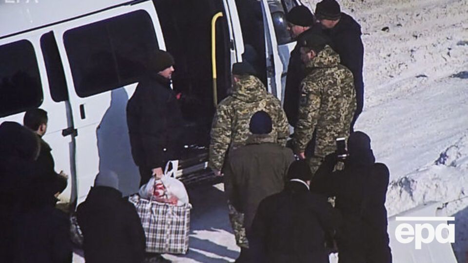 Двое пограничников вернулись сегодня в Украину
