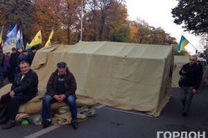 Намети біля будівлі Верховної Ради встановили ще в жовтні