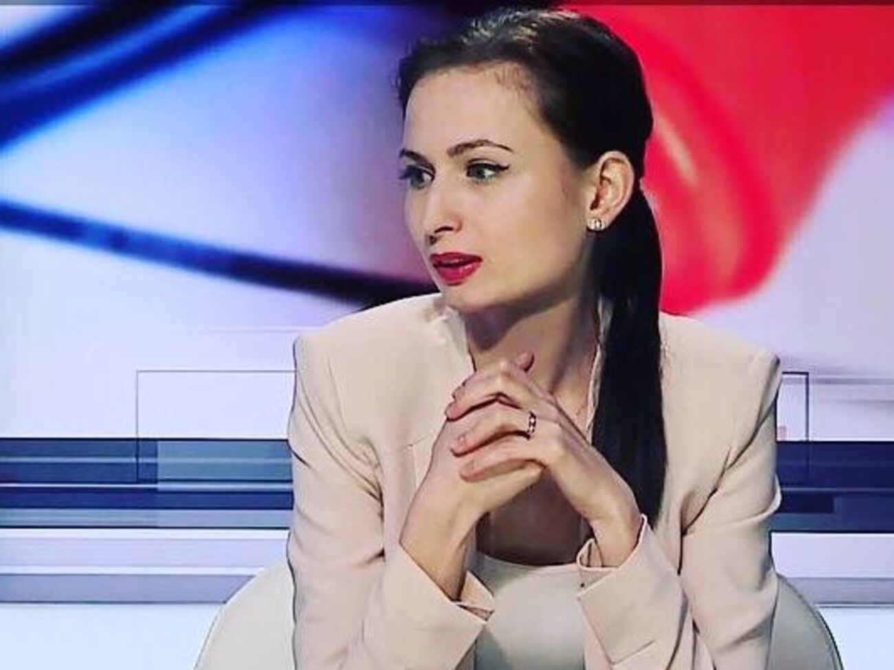Анне Бикова: Так їм просто начхати, адже вони почуваються в повній безпеці і роблять це абсолютно відкрито