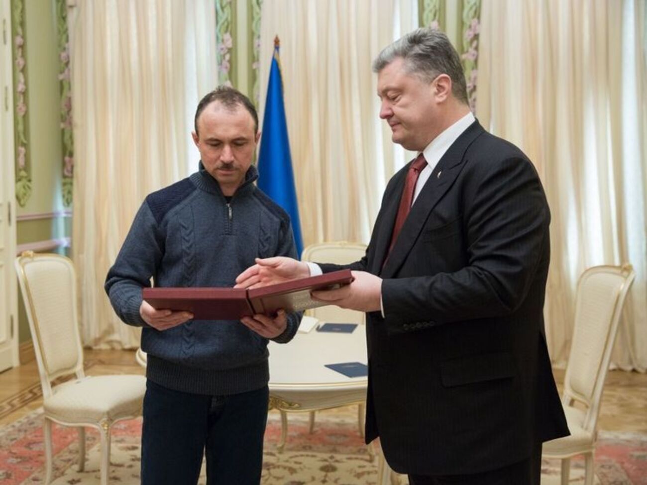 Порошенко вручив нагороду брату Аметова