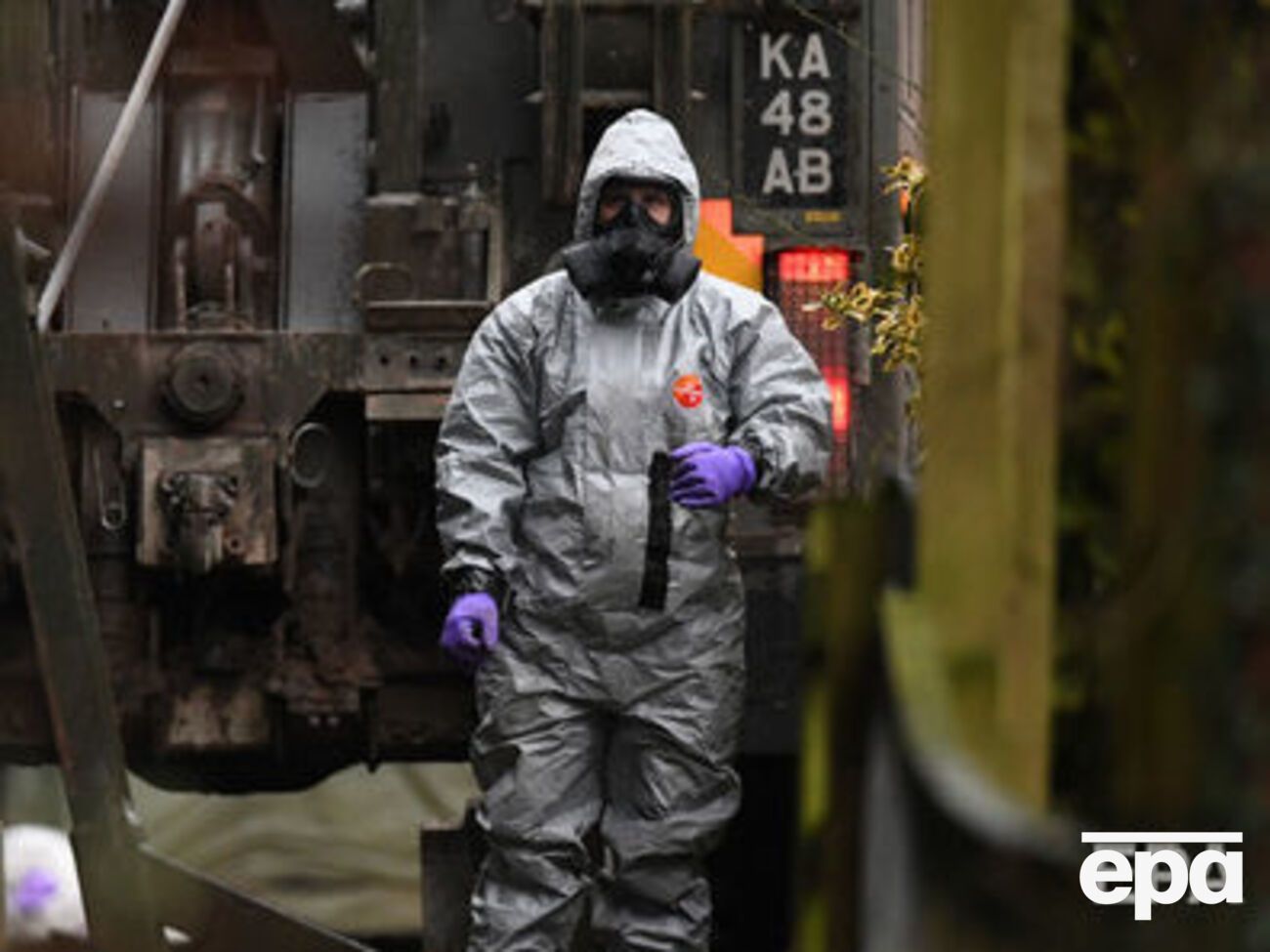 Специалисты исследуют автомобиль друга Скрипаля