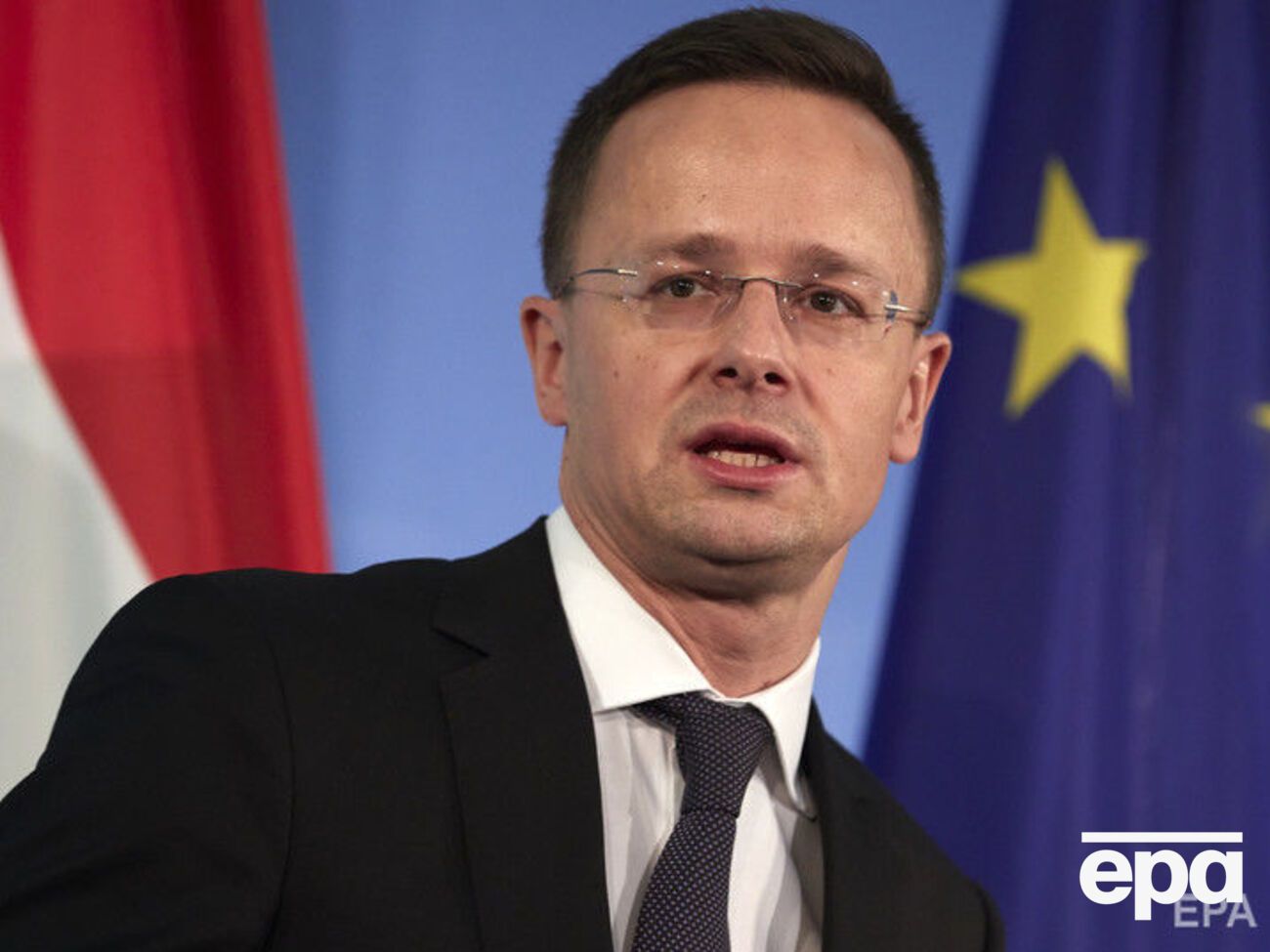 Сийярто обеспокоен намерением Киева разместить в Берегово военных