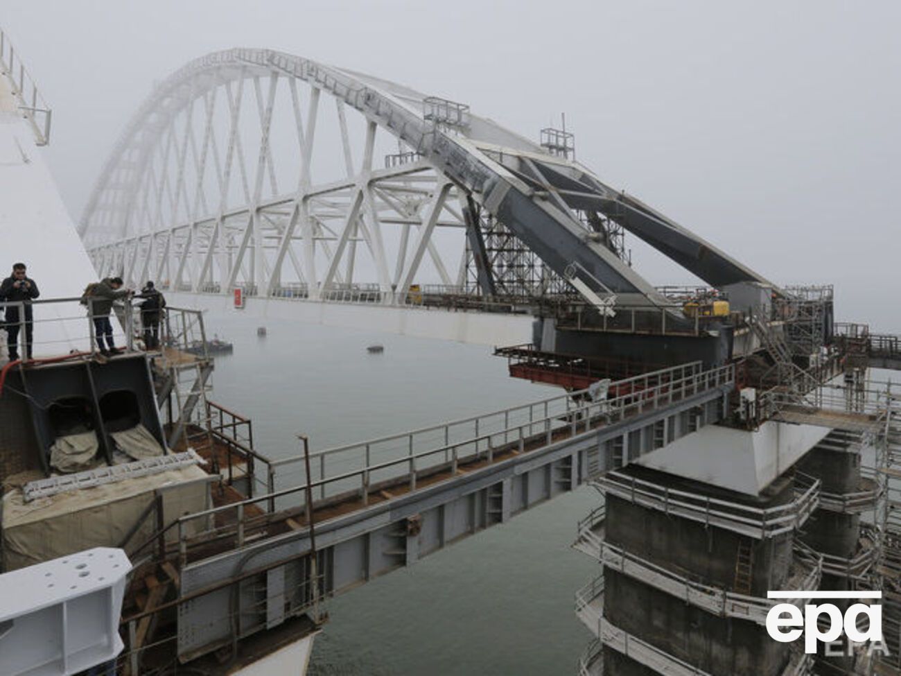 У травні проїзд Кримським мостом буде відкрито для легкового транспорту та автобусів, які забезпечують пасажирські перевезення