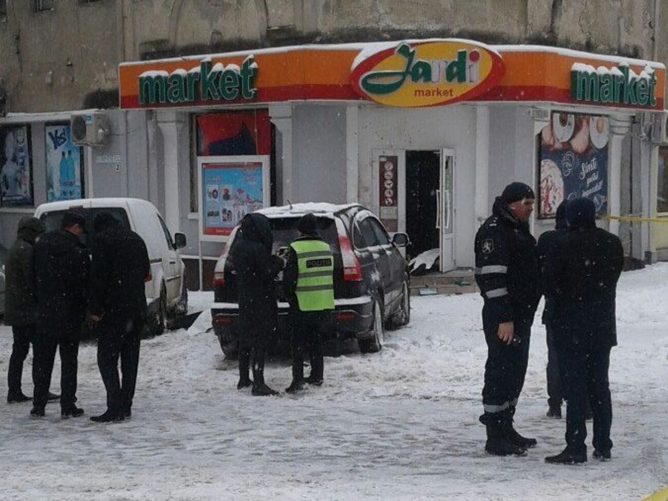 На месте происшествия работает полиция