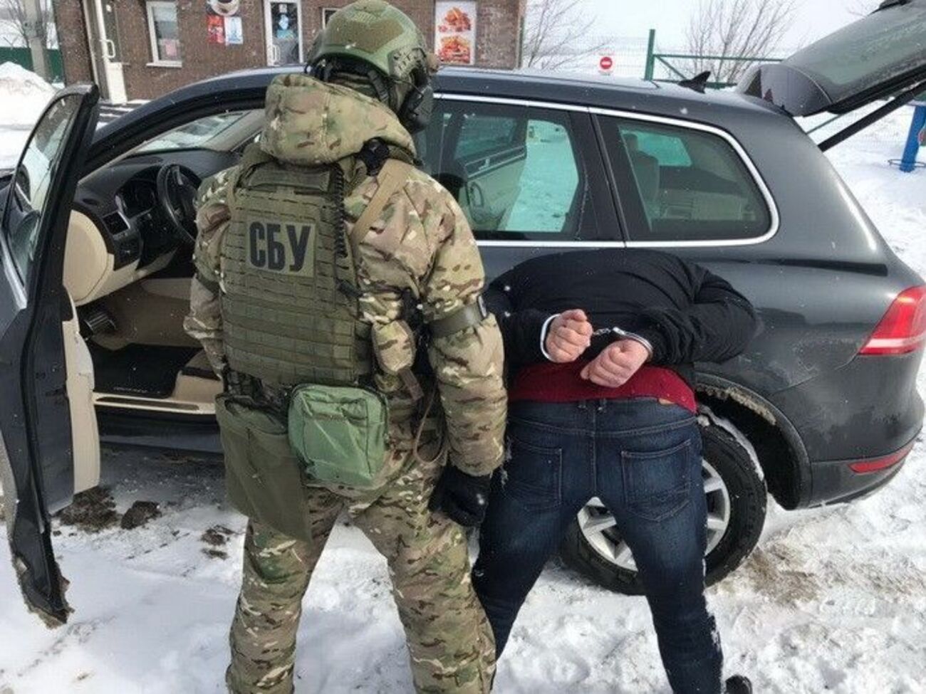 СБУ задержала двух членов группировки при попытке вывезти в РФ внедорожник для боевиков