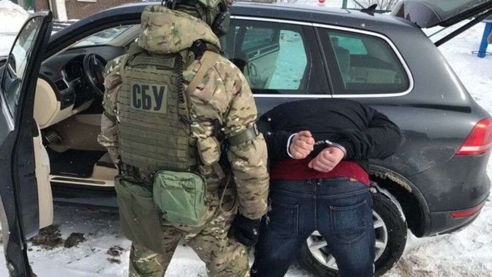 СБУ задержала двух членов группировки при попытке вывезти в РФ внедорожник для боевиков