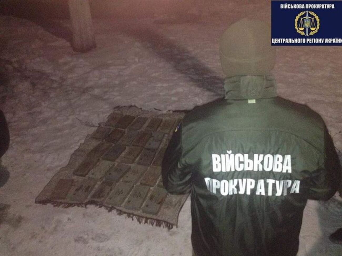 Контейнери з вибуховою речовиною і гроші вилучені під час оперативної закупівлі