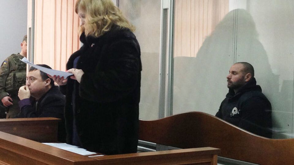 Павел Бялай (справа) во время заседания в Шевченковском суде. Согласно обвинениям, ему грозит пожизненное заключение за умышленное убийство Веремия и покушение на убийство еще двух людей